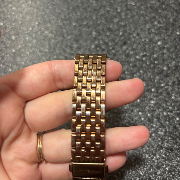 Michael Kors Rose Gold Watch - Picture 4 of 5
